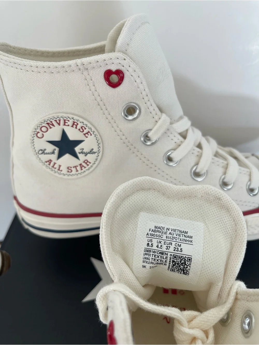 Converse Chuck Taylor All Star High top Women 6.5 Hearts style A19055C NIB